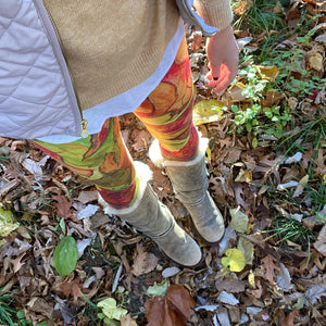 AUTUMN HIKE Leggings wearing Ugs boots standing in leaves